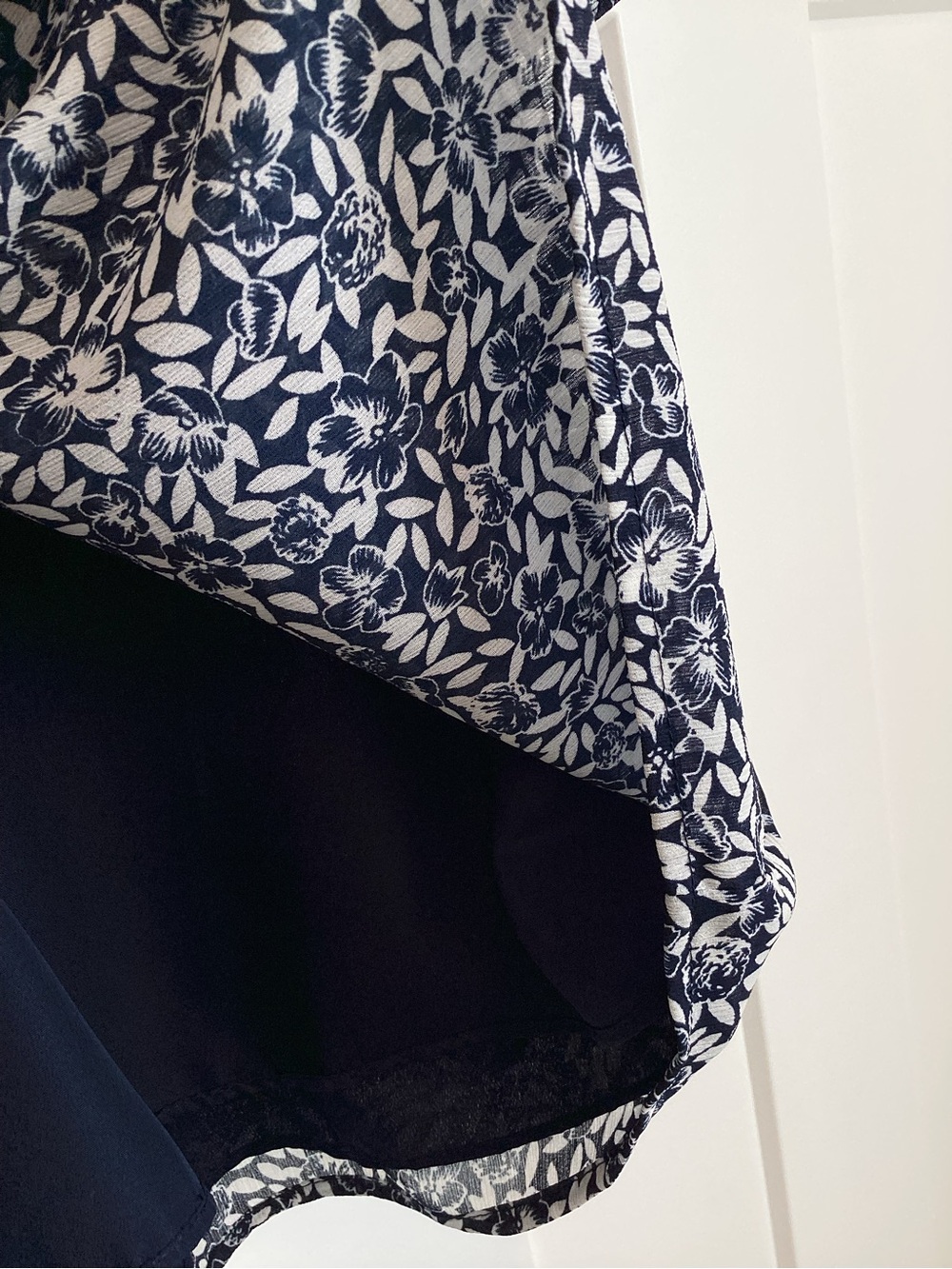 JCrew V-Neck Short Sleeve Ruffle Blouse Small White Navy Floral - Picture 5 of 9